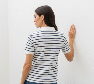 Femme portant un polo rayé tendance été 2025 sans visage visible – JadoShop Maroc